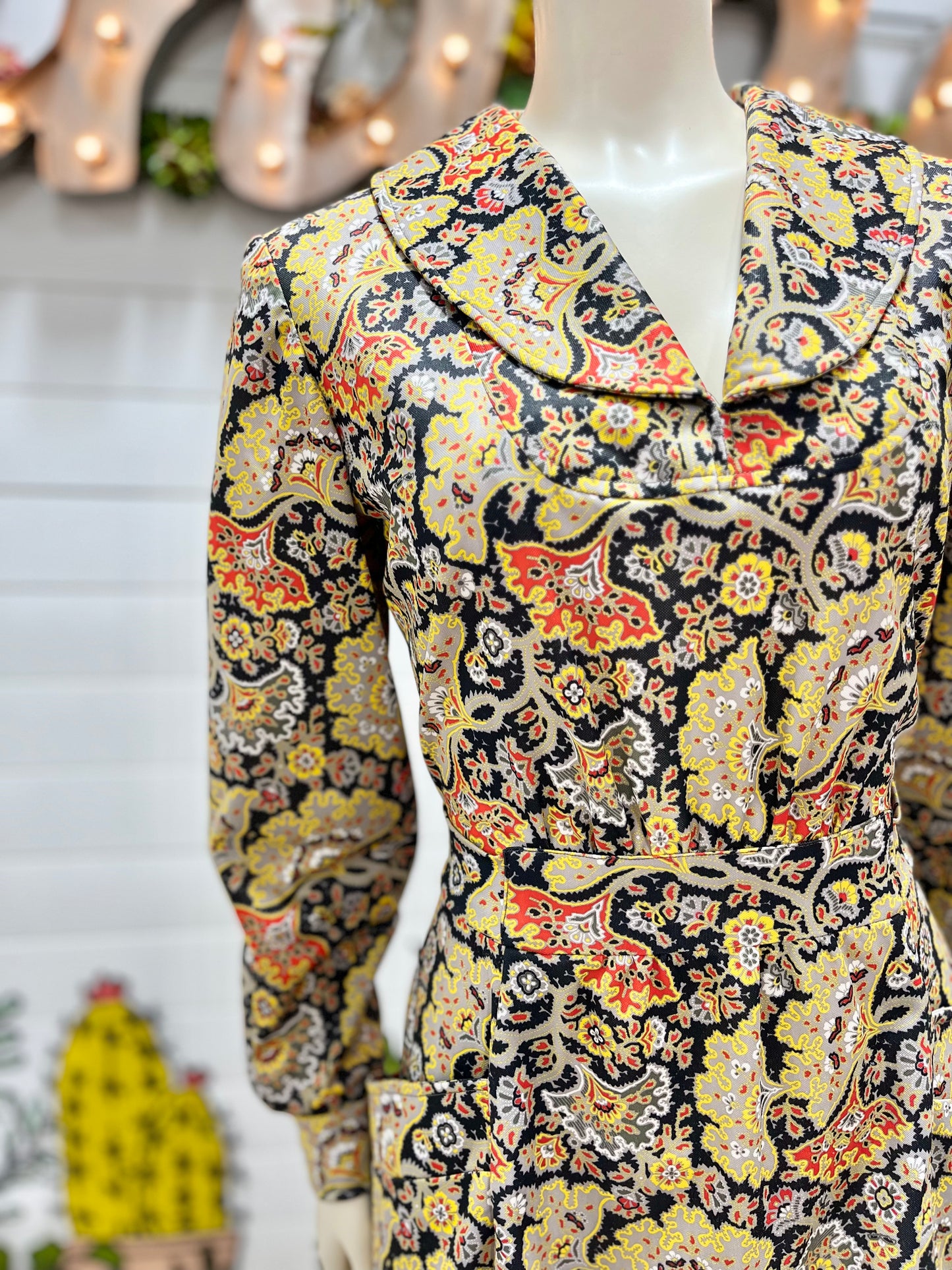 Vintage 70s Psychedelic Round Collar Button Cuff Mini Dress L
