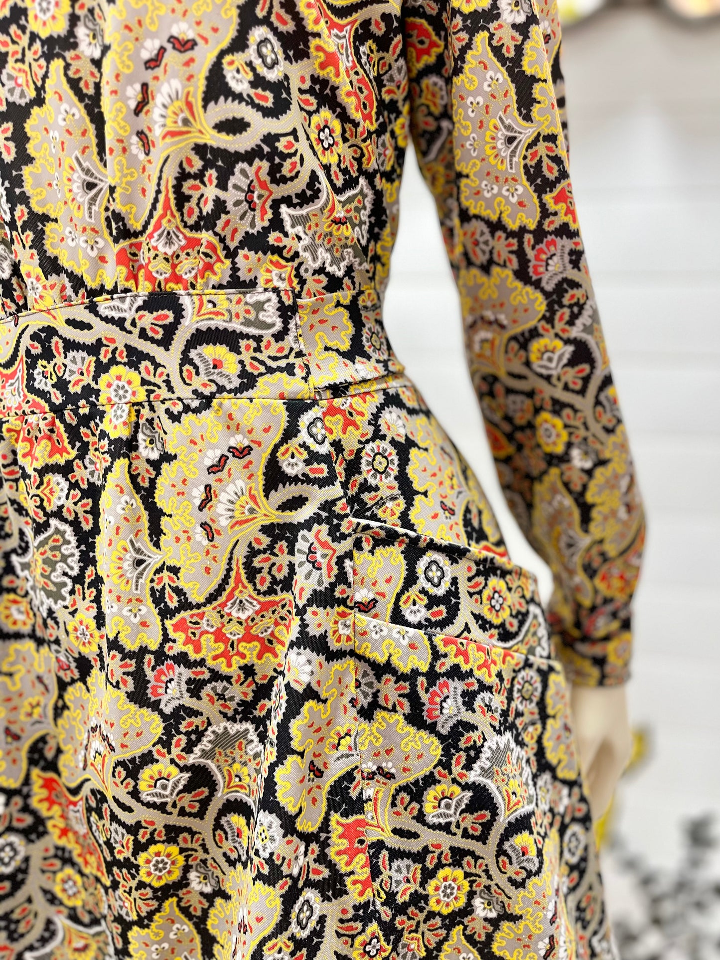 Vintage 70s Psychedelic Round Collar Button Cuff Mini Dress L