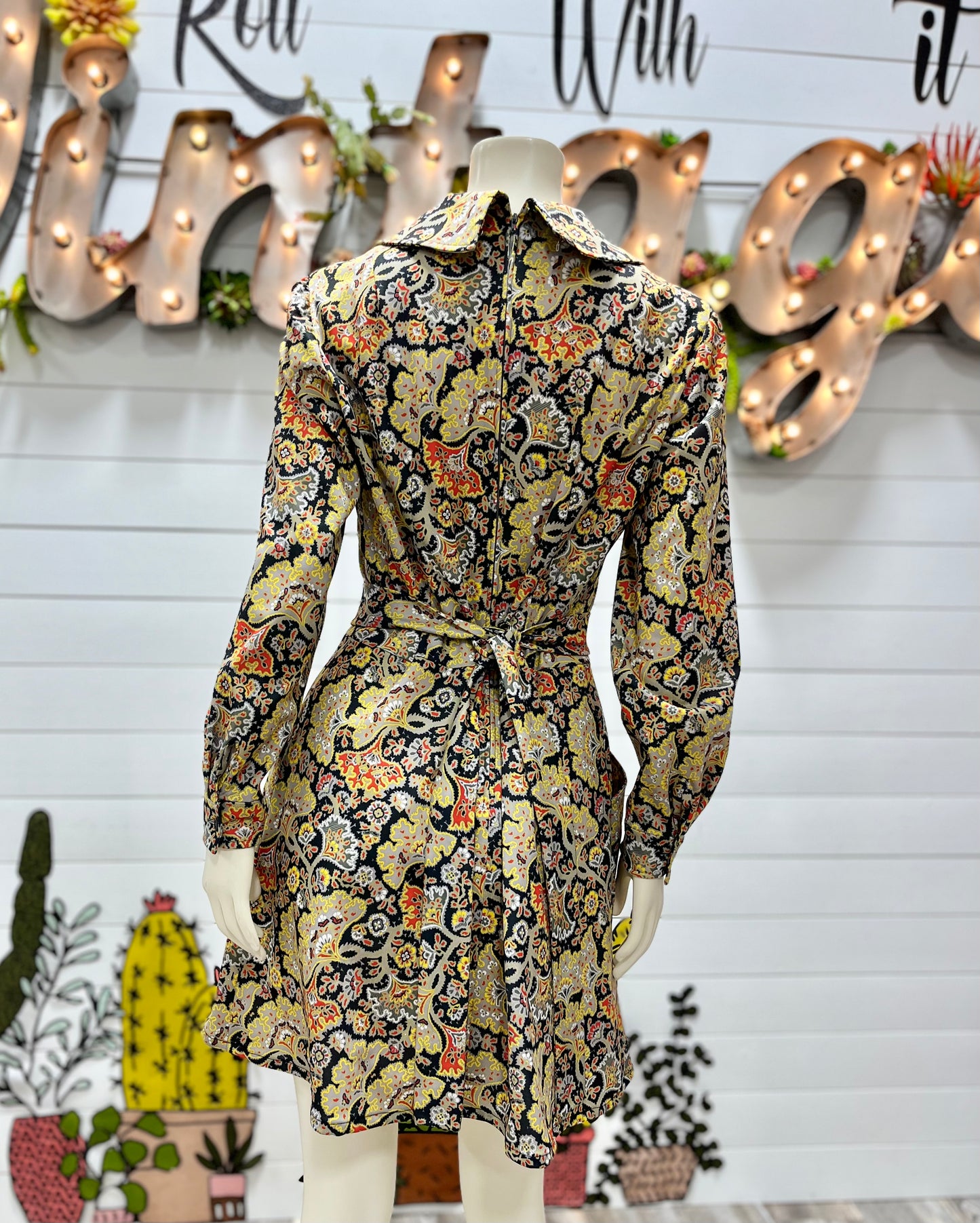 Vintage 70s Psychedelic Round Collar Button Cuff Mini Dress L
