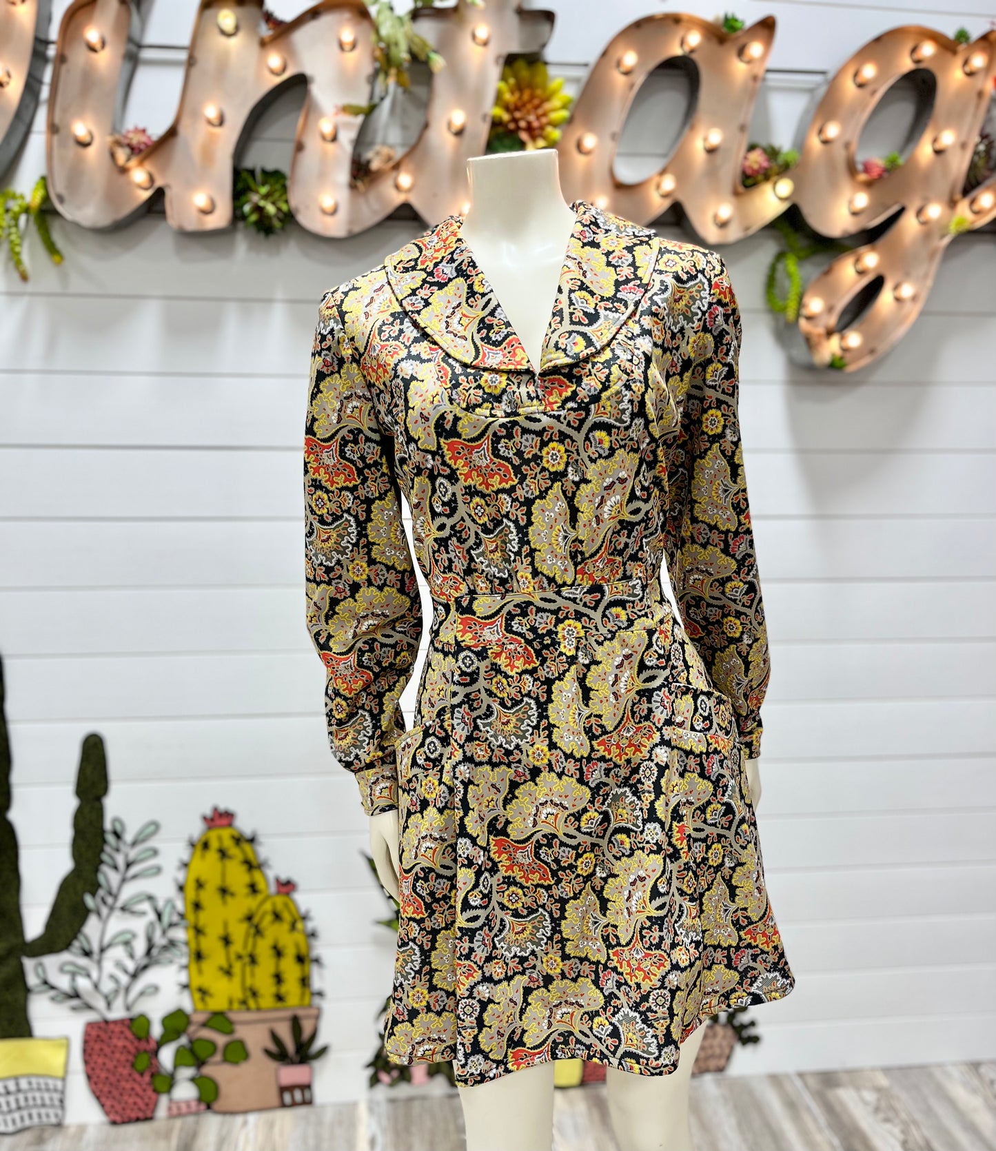 Vintage 70s Psychedelic Round Collar Button Cuff Mini Dress L