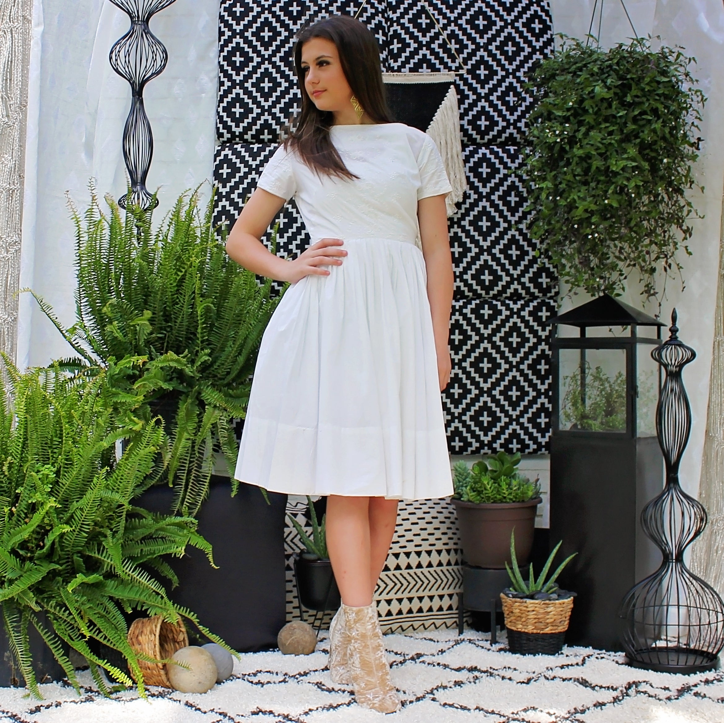 Vintage 50s White Swing Embroidered Pleated Day Dress XS  rollwithitvintage
